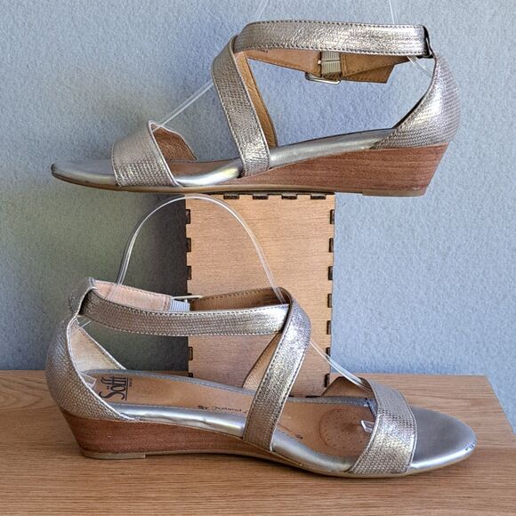 Sofft Women’s 41 EU 9.5 Metallic Silver Leather Strappy Open Toe Buckle Sandals - Picture 5 of 13
